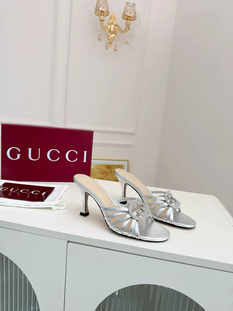 出廠價：570🌸 🌸Gucci2026早春雙G水鑽高跟拖鞋，跟高8.5釐米。34碼—43碼（34、35、43不退換）真皮大底+40