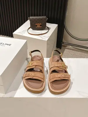 💰680 CELINE思琳代級別 春夏新品凱旋門復古羅馬涼鞋拖鞋  進出專櫃無壓力，重工版，拒絕一眼假low貨 原版楦型，除錯N次、這款上腳絕對Vintage復古風味十足  鞋面材質：頭層進口牛皮 真皮中底沿條原版全套包裝 Size：35