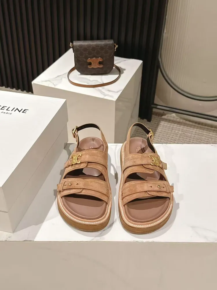 💰680 CELINE思琳代級別 春夏新品凱旋門復古羅馬涼鞋拖鞋  進出專櫃無壓力，重工版，拒絕一眼假low貨 原版楦型，除錯N次、這款上腳絕對Vintage復古風味十足  鞋面材質：頭層進口牛皮 真皮中底沿條原版全套包裝 Size：35