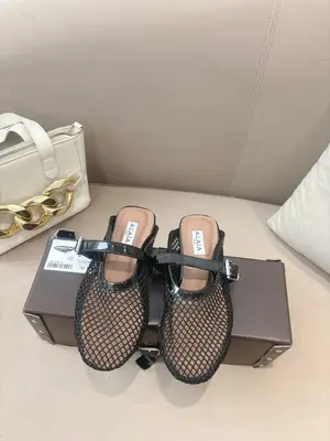 P615 2026 ✨Alaïa這款漁網瑪麗珍鞋，鏤空網面+一字扣帶，復古又時髦！黑色網面透氣，夏天穿超舒服，平底設計日常通勤、休閒都OK👡。內襯柔軟貼合，舒適度滿分，法式優雅+現代感，裙裝牛仔褲都能搭，輕鬆切換多種風格💃。