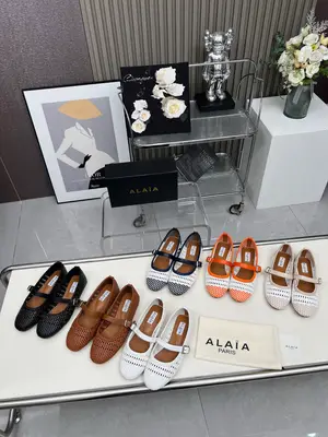 Alaia/阿萊亞 新款編織縷空單鞋女士一腳蹬，好穿又好搭，不費力氣的穿搭，超級舒服的鞋子，多色可選，墊腳羊皮，35到42 p640