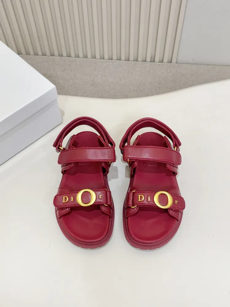 這款MyDior 涼鞋 熱賣價：650 由喬納森·安德森(Jonathan Anderson)傾情設計，時尚的設計突顯全新的Dior皮革製品標誌。羊皮革款式，搭配飾帶和厚底，可為本季的各式休閒造型增添活潑風格。