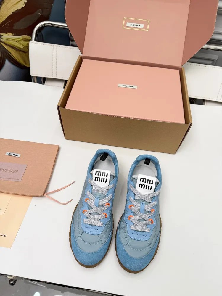 Miu Miu 26ss 春夏新款走秀MiuMiu 德訓 休閒鞋秀場工藝來自Miu Miu系列的細節特寫 新季的潮流此刻摯愛的概念，多元對撞，傳達現代風格~ 怎麼穿都好看今夏時髦精最愛