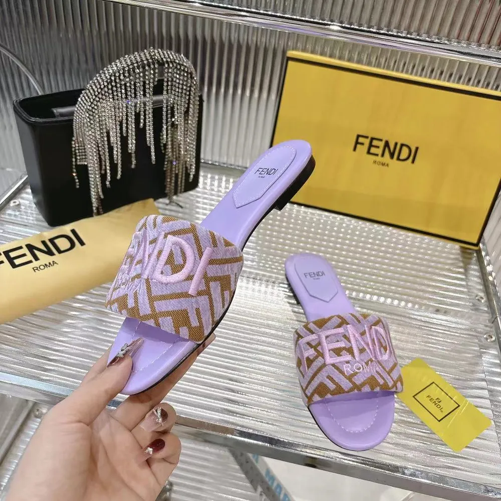 ，P600元𝐅𝐄𝐍𝐃*芬迪全新力作來襲！經典爆款的懶人拖，擁有頂級品質，乃是跑量爆款！請認準咱家的品質與做工喲！