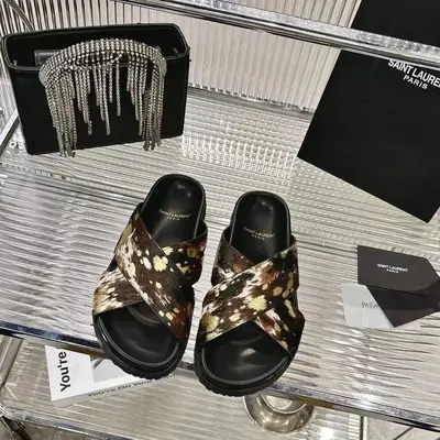 💫💫2026ss聖羅蘭這款平底拖鞋讓人聯想起Hedi Slimane執掌SAINT LAURENT PARIS時期搖滾與華麗的美學風格。✨✨簡約的鞋型搭配大膽的動物紋印花和奢華的材質，打造出品牌獨樹一幟的標誌性風格，鞋面採用奢華的馬毛材