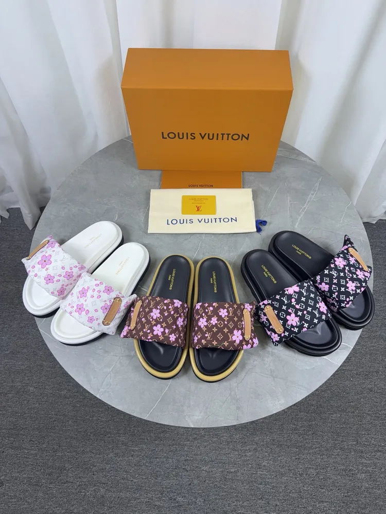 LV驢牌L家 2026爆款 浮雕logo 壓花 涼拖鞋 本款 Pool Pillow Comfort 平底涼拖取材科技織物，以高頻壓印技術重繹 Monogram 圖案。柔軟加墊鞋面搭配可調節魔術貼，舒適韌性鞋墊再添和諧色彩 ▪️面料: 原版