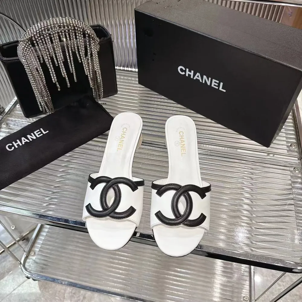 26春夏✨ Chanel圓球跟精緻拖鞋簡直是時尚作弊器！復古廓形+標誌性雙C球跟，黑皮質感拉滿，穿它出街回頭率直接爆棚，時髦精必須入