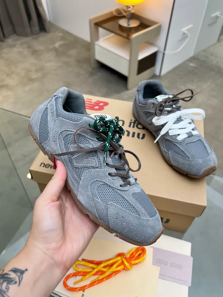 ￼ MIU MIU繆⁠繆‬ x New Balance NB530休閒‬運動鞋，當‬之無愧年度鞋‬王，Miu Miu x從New Balance 典⁠經‬！NB530運動‬鞋中汲取靈感，推出‬了‬自己的代迭‬版本530SL。該‬運動鞋採⁠用