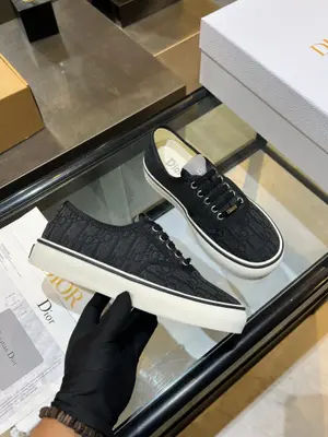 Dior · 迪奧新款刺繡低幫帆布鞋四葉草☘️單鞋上腳系列 簡直太好看了，每一雙上腳都超級好看！舒適小矮跟 漂亮的鞋子才配最美的你 !休閒穿搭精選，成熟感拉滿☘️