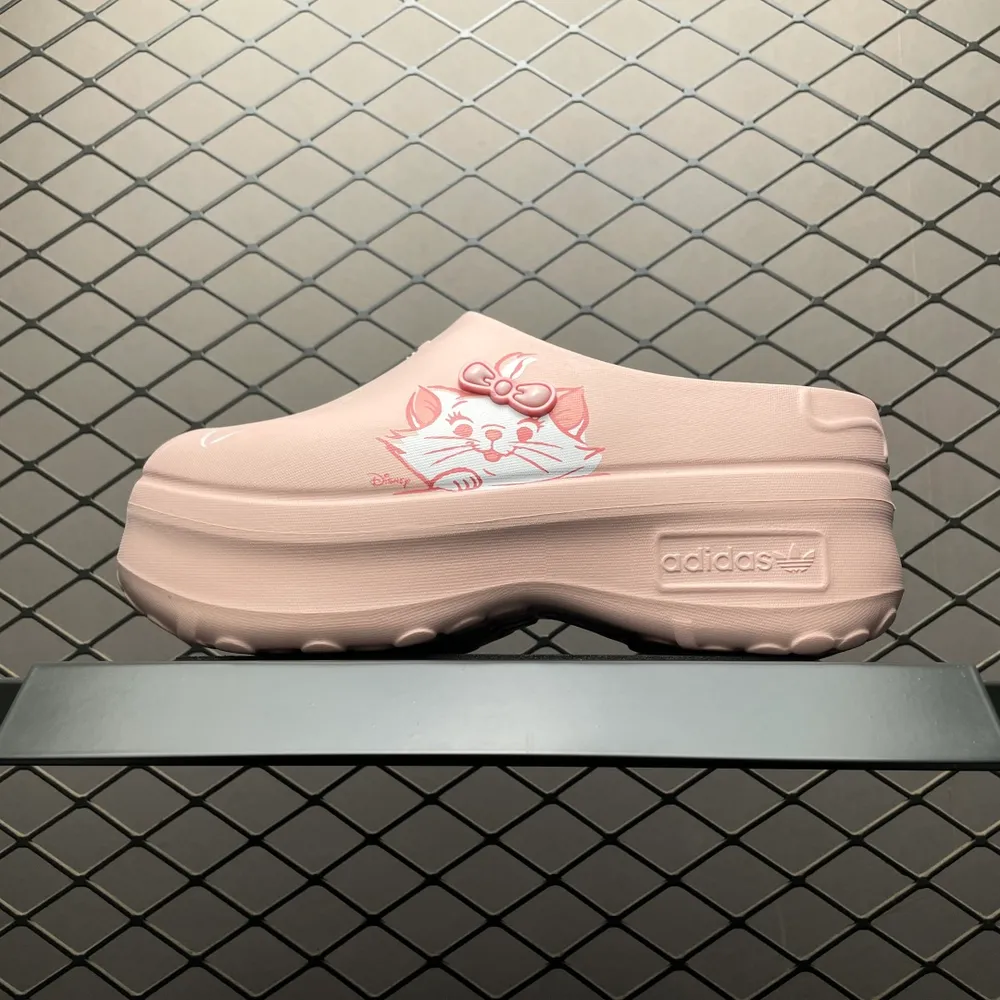 💰450   Disney x AD 阿迪 AdiFOM Stan Smith Mule 慕勒 迪士尼聯名 輕便休閒涼鞋拖鞋 JR7150 廚師鞋 輕鬆腳感 一穿即走 這款拖鞋旨在致敬經典的Stan Smith 簡約鞋面和後跟細節靈感源於