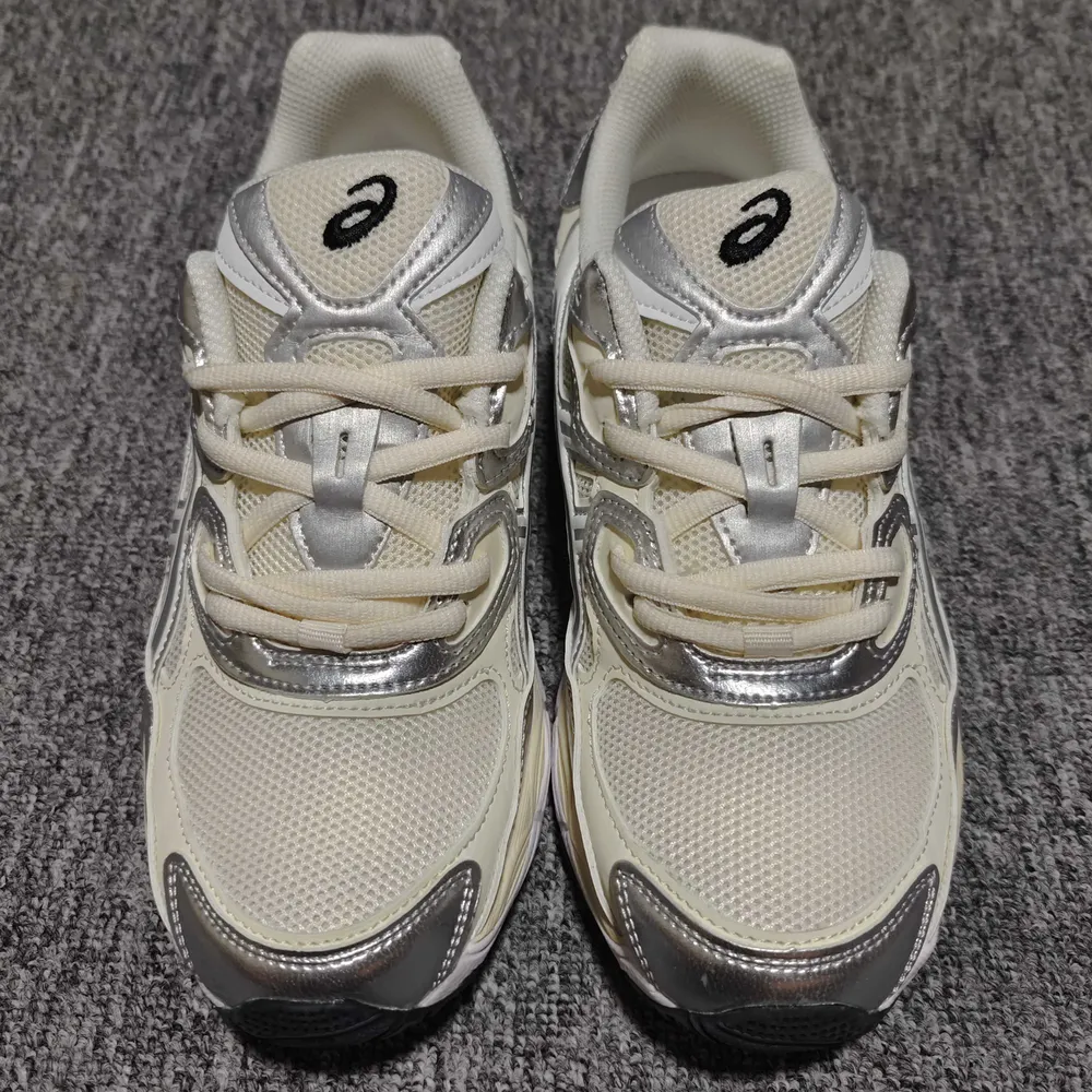 💰530  純原 Asics 亞瑟士 GEL-NYC 低幫運動休閒跑步鞋 1203A805-101 外貿平臺專供 大廠出品 細節到位 區別市面通貨 尺碼：36 37 37.5 38 39 39.5 40 40.5 41.5 42 42.5