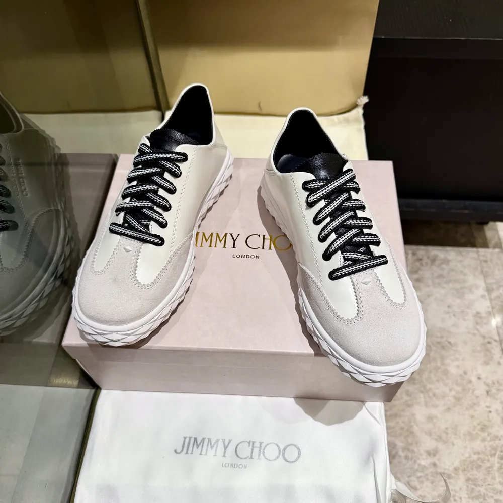 新款吉米周 JIMMY CHOO ，獨家發售，工廠價格批710、原版大底休閒小白鞋，採用最新工藝設計，立體感強👍多種工藝融合一起，顛覆時尚，超級有型！搭配超美。原版一比一