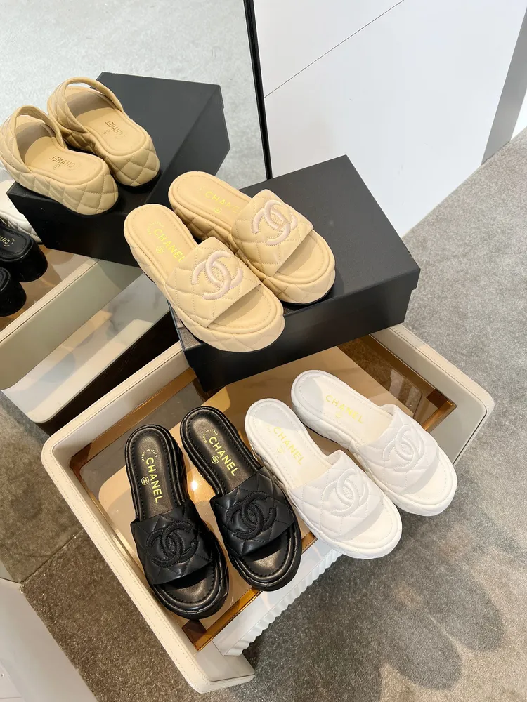 CHANEL｜小香𝟐𝟎𝟐5/𝐒𝐒 𝐧𝐞𝐰春夏新品度假懶人拖。全新設計 簡約百搭上腳超級美的的小拖 😍 怎麼看怎麼好看👍🏻…