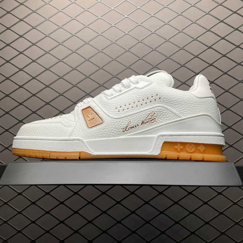 純原天花板品質Louis Vuitton 路易威登 LV Trainer 低幫休閒板鞋 海淘代購同渠道品質 高階零售 外貿充正專供 原版購入開發 ZP級全套包裝 完美楦型 正確卡色 大底TPU 質感媲美原版 細節與原版一致 請注意區分市面通