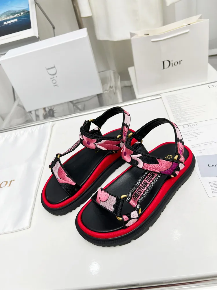 Dior迪奧春夏最新款魔術貼涼鞋、超多明星網紅種草、經典的版型設計➕上迪奧LOGO五金點綴、超好看超百搭、上腳非常柔軟.