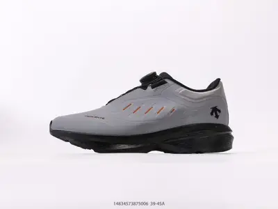 迪桑特DESCENTE URBAN OUTDOOR系列男款TRAXIS運動休閒鞋夏季新品。迪桑特的CORE-TEX面料，輕薄又堅固，防水透氣還防風，簡直就是“世紀之布”！ BOA快速鞋帶系統，單手操作兩秒搞定，鬆緊隨心調，解放雙手，不要太方