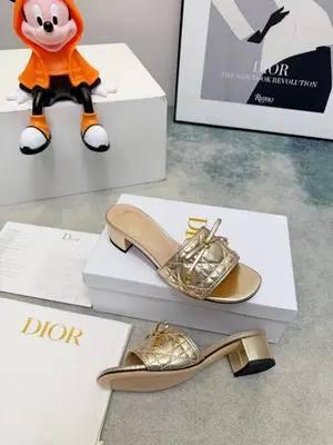 春夏新款Dior D-Lane 迪奧中跟拖鞋，經典風格。黑色牛皮革鞋面展示5D電秀藤格紋圖案，飾以金色飾面金屬 CD扣標誌，彰顯時尚氣質。加墊皮革內底打造舒適的穿著體驗，簡約的設計便於穿脫，打造休閒的造型。