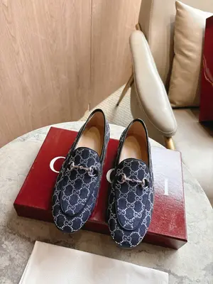 牛仔鑽Princetown系列單鞋自問世以來一直是Gucci的經典單品，現以精緻材質與經典圖案煥新演繹，彰顯全新風貌。這款標誌性穆勒鞋綴飾別緻金色調馬銜扣，致敬品牌悠久的馬術傳承。