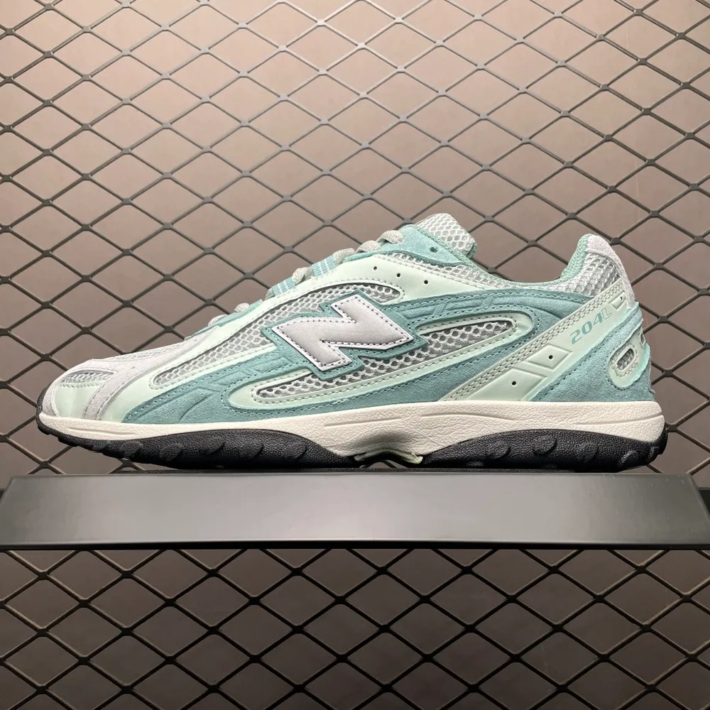 💰550  純原 KITH x New Balance U204LKTA 聯名款復古休閒鞋 薄底鞋  品質 區別市面先行通貨版本 鞋身搭載EVA科技中底 適用多元穿搭場合為戶外出行提供舒適長遠的穿搭體驗 尺碼：36 37 37.5 38 