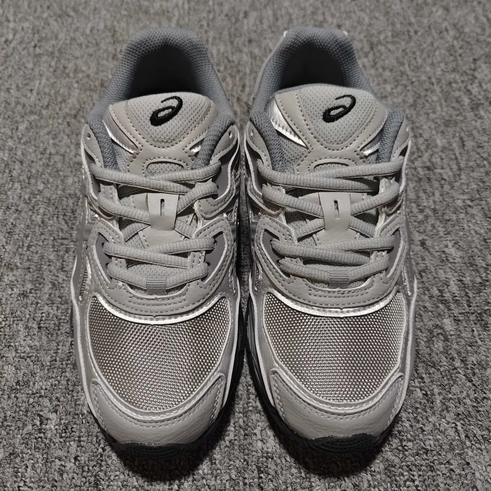 💰530  純原 Asics 亞瑟士 GEL-NYC 低幫運動休閒跑步鞋 1203A280-020 外貿平臺專供 大廠出品 細節到位 區別市面通貨 尺碼：36 37 37.5 38 39 39.5 40 40.5 41.5 42 42.5