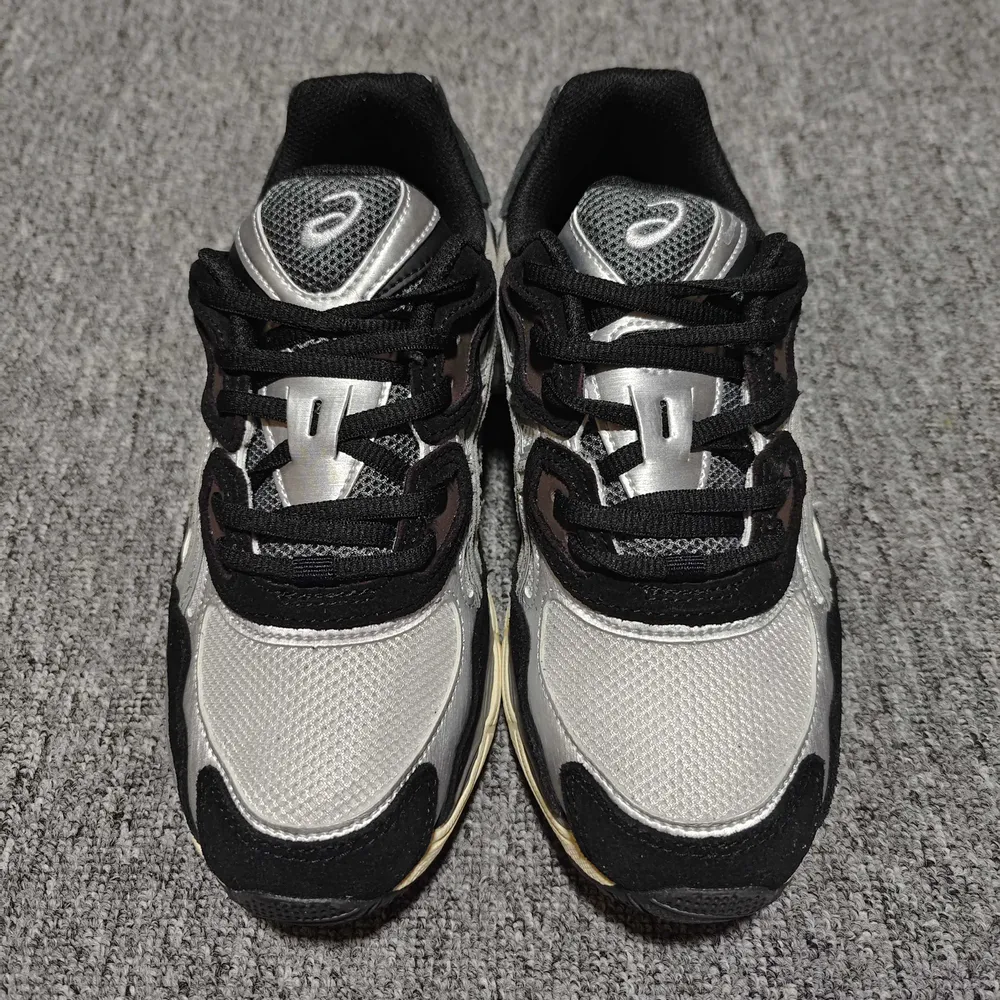 💰530  純原 Asics 亞瑟士 GEL-NYC 低幫運動休閒跑步鞋 1201A 789-750 外貿平臺專供 大廠出品 細節到位 區別市面通貨 尺碼：36 37 37.5 38 39 39.5 40 40.5 41.5 42 42.