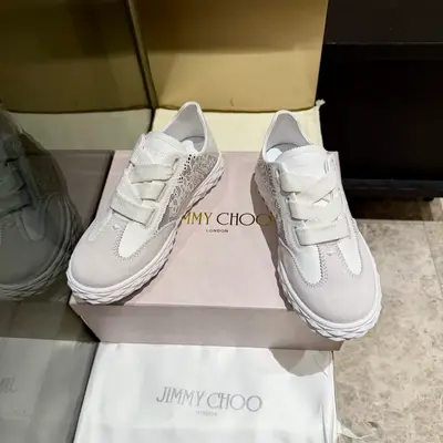 新款吉米周 JIMMY CHOO ，獨家發售，工廠價格批710、原版大底休閒小白鞋，採用最新工藝設計，立體感強👍多種工藝融合一起，顛覆時尚，超級有型！搭配超美。原版一比一