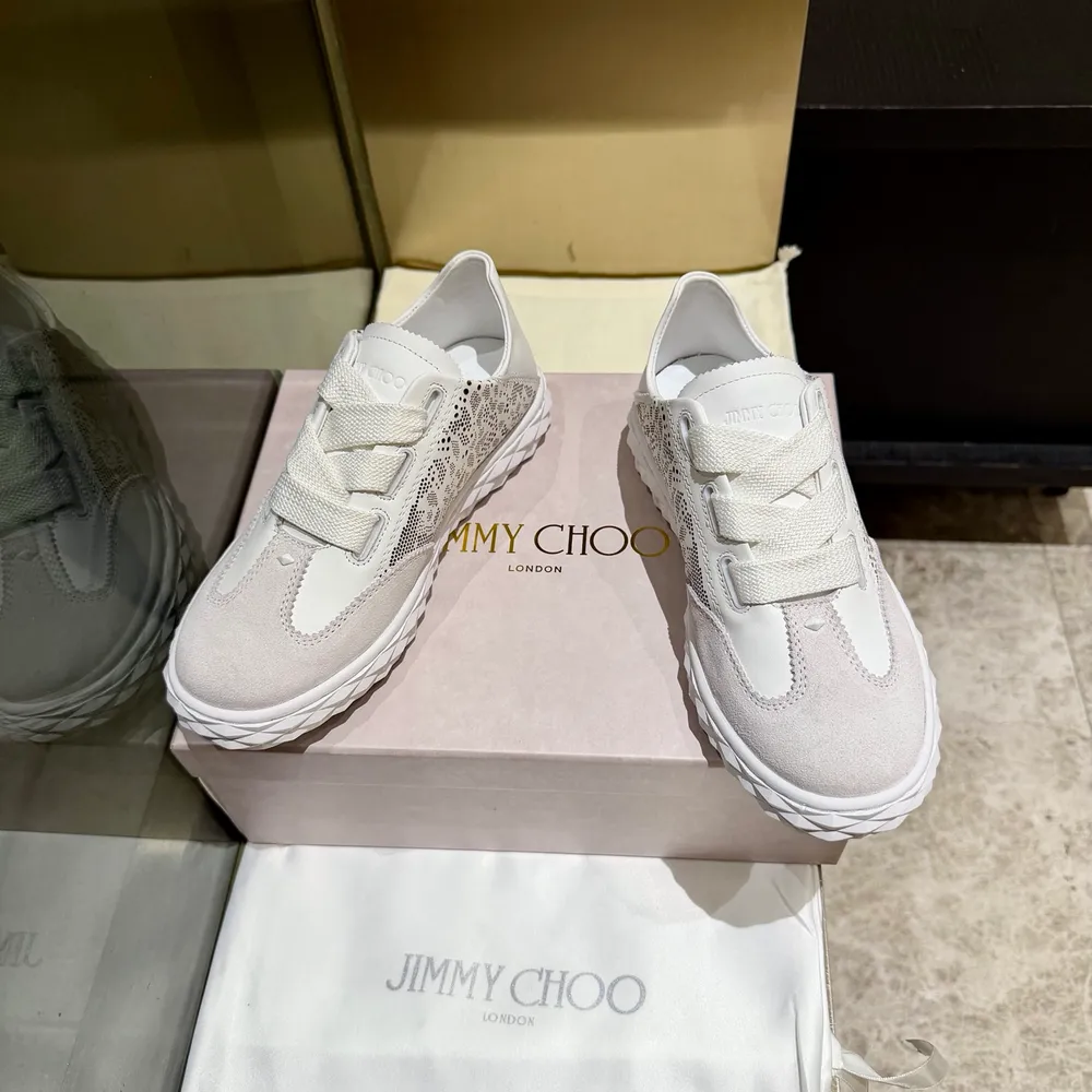 新款吉米周 JIMMY CHOO ，獨家發售，工廠價格批710、原版大底休閒小白鞋，採用最新工藝設計，立體感強👍多種工藝融合一起，顛覆時尚，超級有型！搭配超美。原版一比一