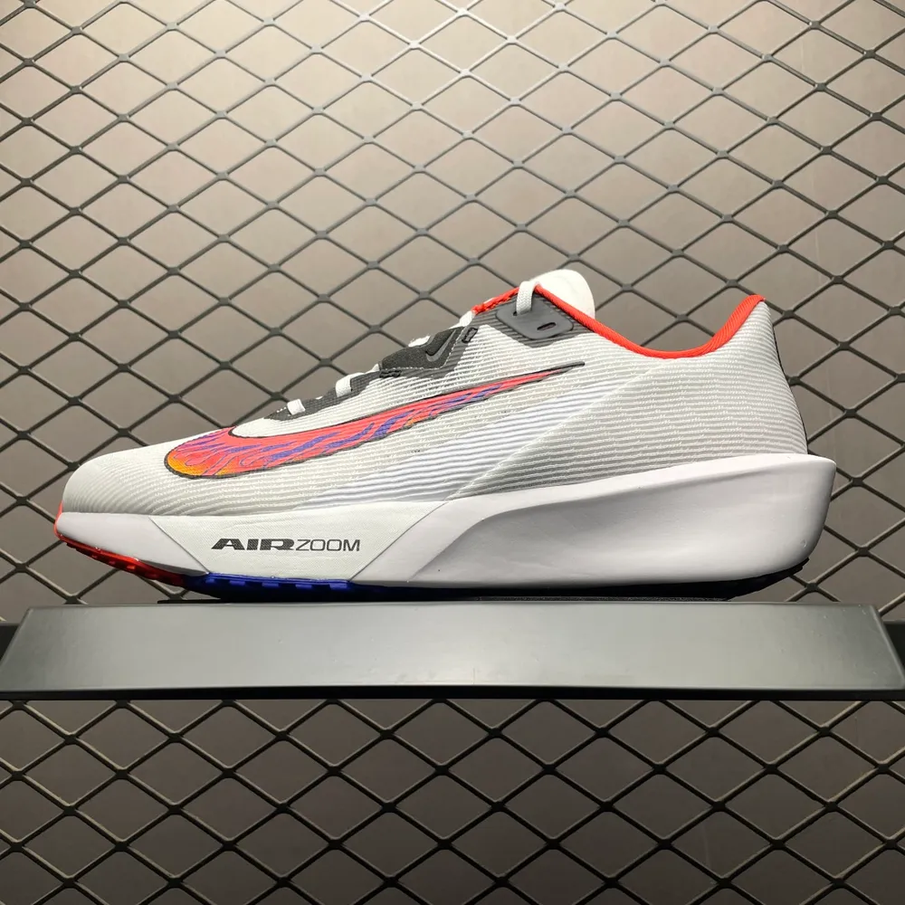 💰530 純原NK Air Zoom Rival FLY 4 超彈透氣輕量跑步鞋 HQ3512-100 鞋款搭載 Flyknit 材料 出眾彈性 易於穿脫 採用React技術 輕盈耐 跑步健身房鍛鍊最佳選擇之一 尺碼：39 40 40.5