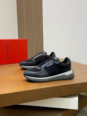 出廠【實價】🏃‍♂️🏃‍♂️菲拉格慕Ferragam 新款男士休閒運動鞋原版設計。這款鞋採用進口牛皮配透氣條紋布鞋面，內裡本染小牛皮 小牛皮鞋墊 上腳柔軟舒適透氣 配原盒全套包裝！看得見的細節和品質。