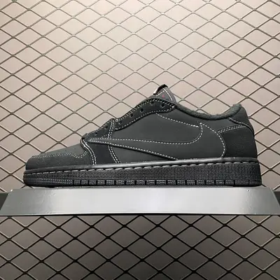 💰620 Travis Scott x Air Jordan 1 AJ1喬1 TS 聯名倒鉤 DM7866-001 黑武士 外貿大廠出品 全套配件齊全 若方巾丟失 退換扣280元 尺碼：36 36.5 37.5 38 38.5 39 40