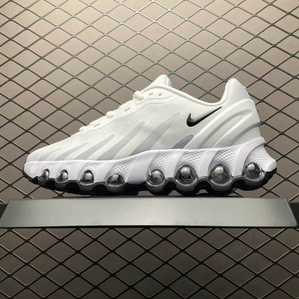 💰550 純原NK Air Max Dn8 氣墊跑鞋 FQ7860-020 全新鞋款在同側採用了圓柱倉式的設計，不僅有防滑耐磨性功能，還搭配了周圍一圈柔軟的泡棉材質，提供全新的複合腳感八成還是泡棉腳感 尺碼：35 36 37 38 39 