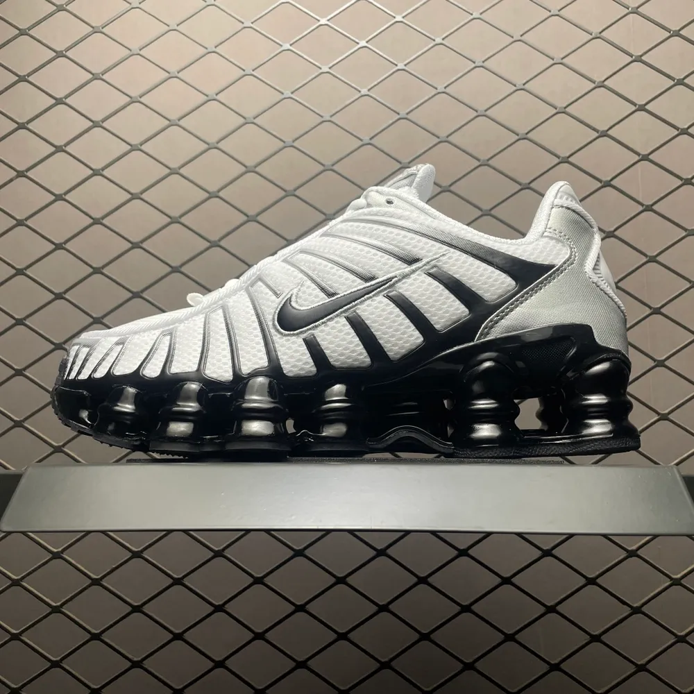 💰530 外貿專供 NK Shox TL 氣柱復古跑鞋 HQ4049-001 該款保留了早期復古外形 鞋身整體以皮革打造 獨具潮流氣息 圓點前掌底紋帶來極強摩擦力 氣柱穩穩支撐後掌 堪稱復古跑鞋的最高科技 尺碼：36-46 編號：23TD