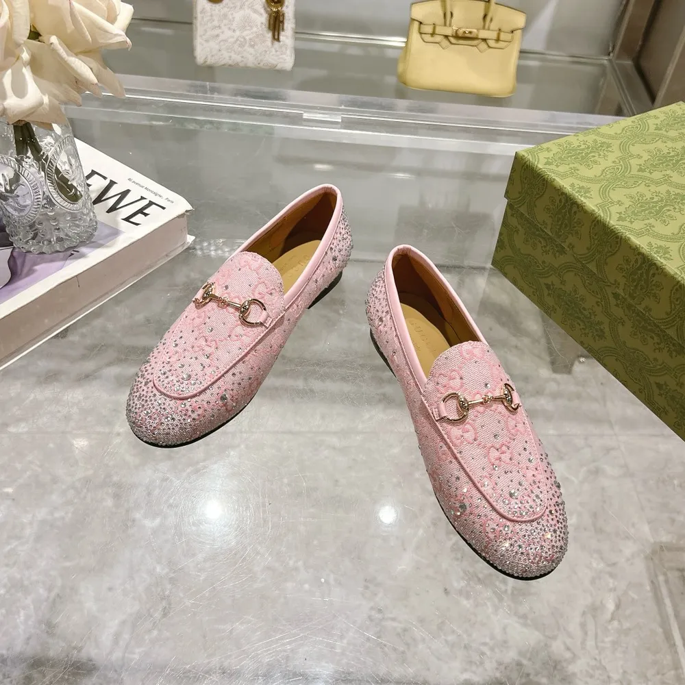 粉G鑽 （35-41）(401/42定做)作為Gucci設計傳承的傑出代表，Jordaan系列飾馬銜扣樂福鞋生動彰顯經典優雅格調。這款鞋履採用品牌標誌性字母圖案帆布，成就雋永經典。這款鞋履材質柔軟，廓形精緻流暢，彰顯日常優雅風範。