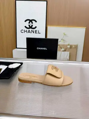 Chanel香奈兒 26C新款女款 雙C書包扣平底涼拖鞋，面料羊皮，顏色：黑色：白色：粉色：杏色，碼數：5-40（定做41  42   43定做不退換）出廠價：橡膠底p570   皮底+40