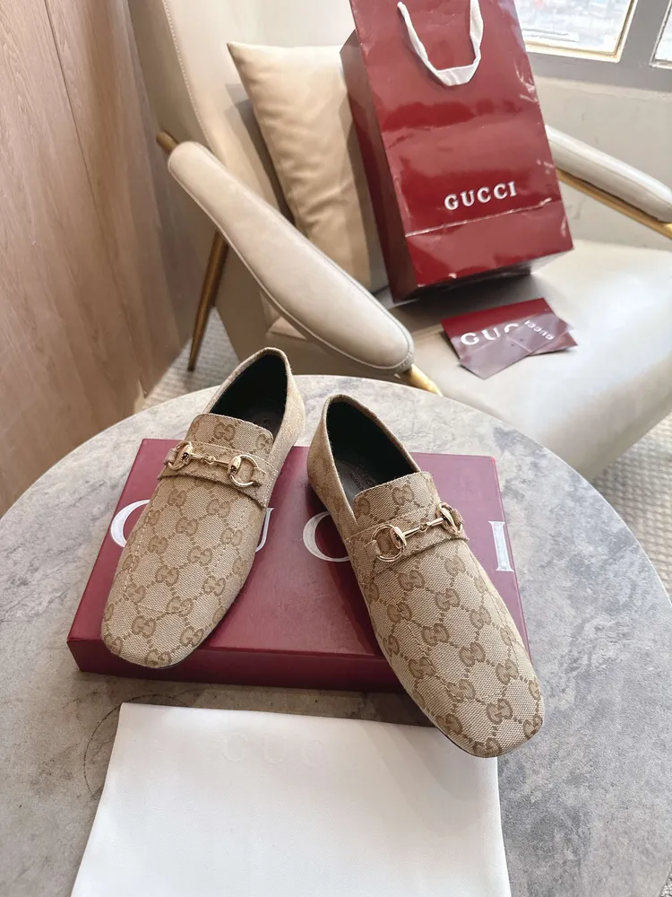 8995-1 杏G¥670（35-42）2026春夏系列全新上市。這款設計以義大利語“男孩”命名，為經典Horsebit馬銜扣樂福鞋注入新極簡風尚。這款樂福鞋甄選纖細鞋底和反向縫製工藝——這種製鞋工藝提供柔軟、舒適和靈活的貼合感，鞋履甄選輕