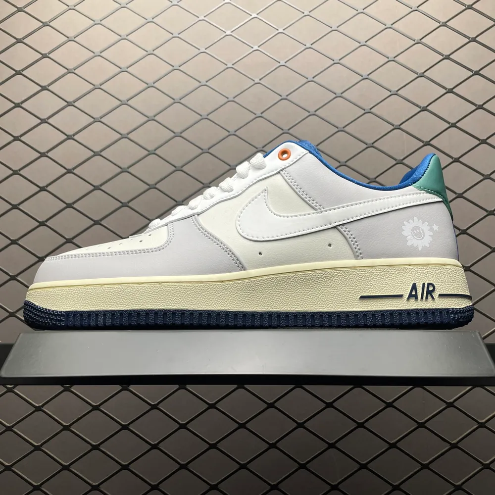 💰550 純原NK Air Force 1 Low 空軍一號低幫休閒板鞋 HM3721-111 溫變 原廠衝刀皮料切割乾淨 無任何毛邊 打造純正空軍 全掌內建蜂窩氣墊 原盒配件 原廠中底鋼印、拉幫完美 全套原楦原模傾力打造完美版型 尺碼：