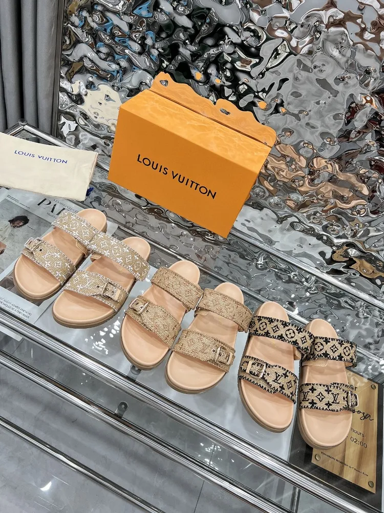Louis Vuitton路易威登春夏新款拖鞋火爆上市，1:1高階定製，秒殺一切仿品，原版開模LOGO裝飾，既時尚又美觀，面料:刺繡，內裡羊皮，精美原版鞋楦，大底原版開模，鞋底加水臺4釐米。碼數35—42,多色色可選帶圖下單，新色會陸續更新