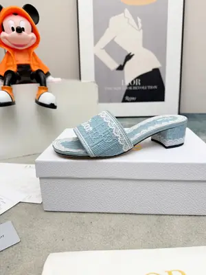 Dior 2026春夏系列中跟拖鞋，精緻優雅。鞋面5D設計，Dior標誌超有辨識度，日常或度假都能輕鬆駕馭。Oblique壓紋是Dior經典元素，搭配蕾絲刺繡，法式浪漫氛圍感拉滿！鞋底輕便，長時間穿也不累，實用又時髦，是春夏必入單品～