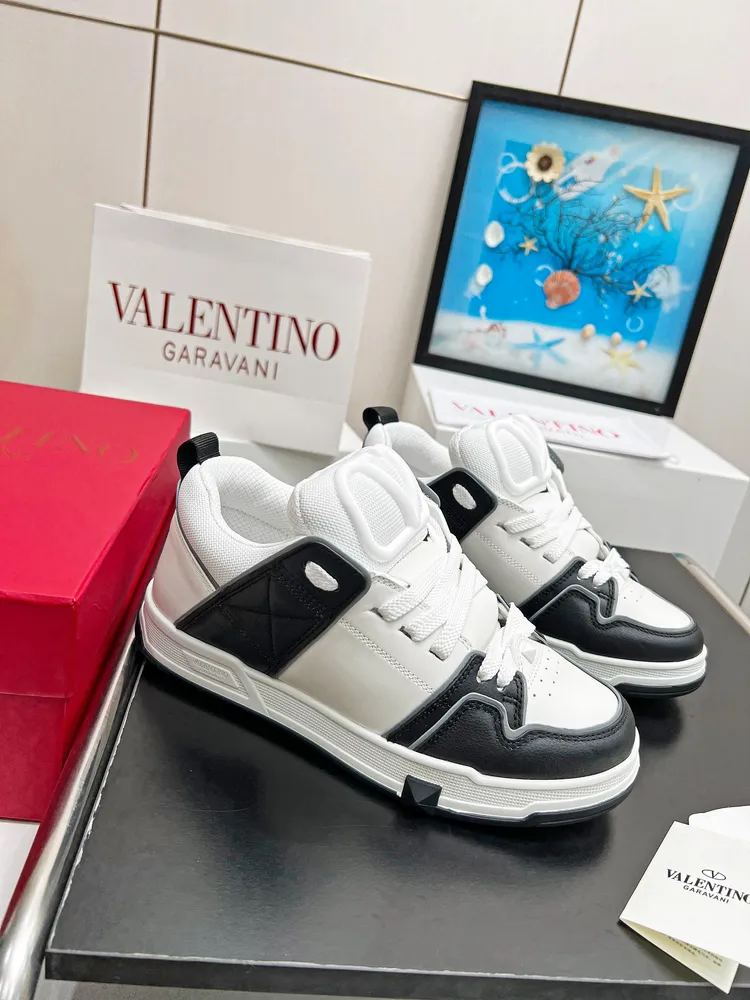 頂版出廠價760  VALENTINO華倫最新配色爆款，購入原版1:1復刻 官網同步 最新時尚潮鞋。 套楦工藝 。大㡳TPU材質，與原版工藝完全一致，採用兩套模具組合完成！面料：A級小牛皮，用原版材料作為樣版開發，呈現高階大氣上檔次！字母採