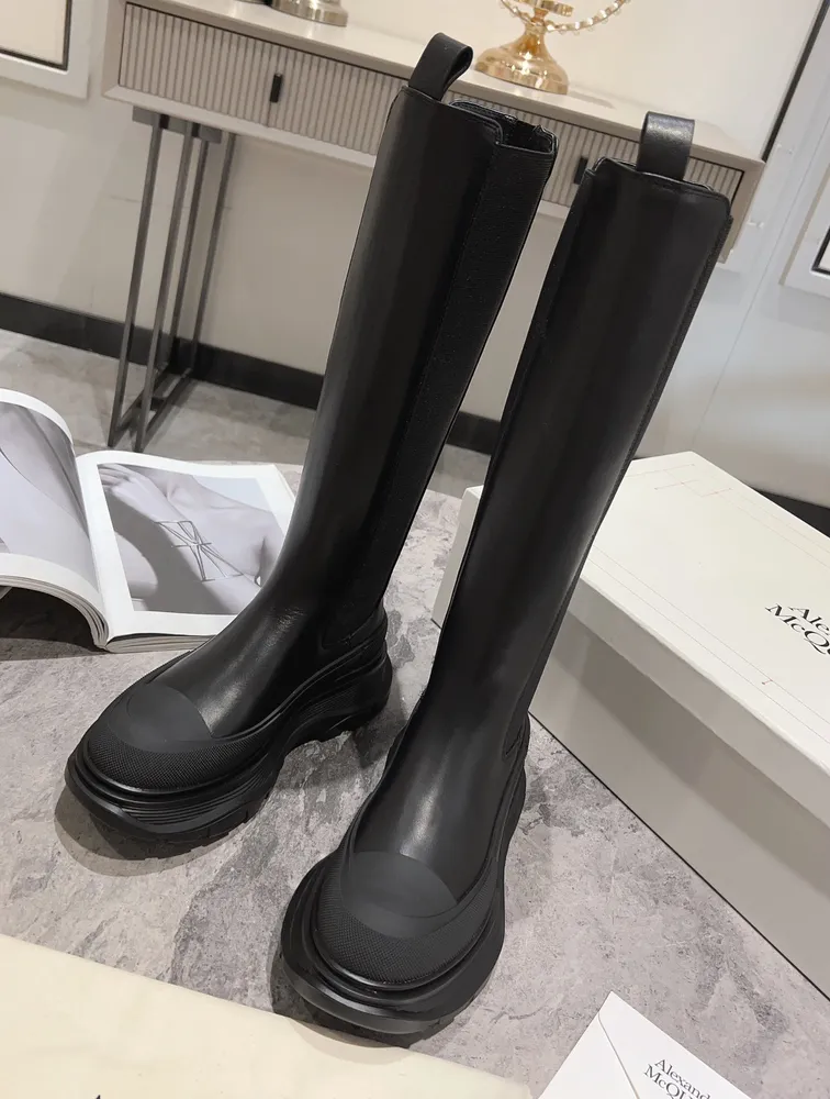ALEXANDER MCQUEEN 亞歷山大麥昆，購買原版大底開模TPU大底，全油邊工藝 品質可入專櫃，專櫃賣斷貨，眾多明星古力娜扎.吳磊.網紅博主代言，最新米蘭時裝週T臺走秀時裝款。淘寶可上圖大賣。