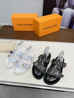 Louis Vuitton路易威登新款拖鞋火爆上市，1:1高階定製，秒殺一切仿品，原版開模LOGO衝孔裝飾，既時尚又美觀，面料:小牛皮，內裡羊皮，精美原版鞋楦，大底，鞋底加水臺4釐米。碼數35—42,  多色可選帶圖下單，P560歡迎傳圖砸