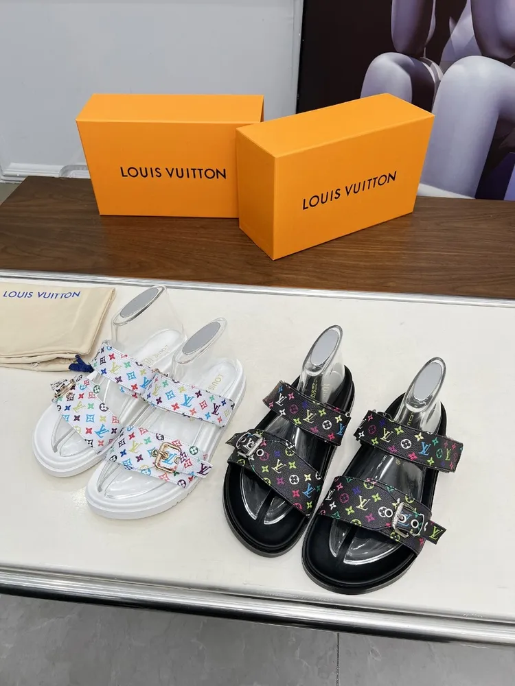 Louis Vuitton路易威登新款拖鞋火爆上市，1:1高階定製，秒殺一切仿品，原版開模LOGO衝孔裝飾，既時尚又美觀，面料:小牛皮，內裡羊皮，精美原版鞋楦，大底，鞋底加水臺4釐米。碼數35—42,  多色可選帶圖下單，P560歡迎傳圖砸