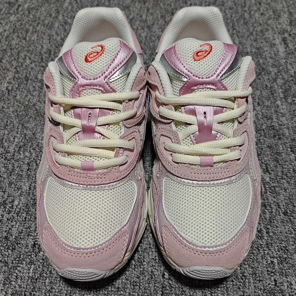 💰530  純原 Asics 亞瑟士 GEL-NYC 低幫運動休閒跑步鞋 1203A383-106 外貿平臺專供 大廠出品 細節到位 區別市面通貨 尺碼：36 37 37.5 38 39 39.5 40 40.5 41.5 42 42.5