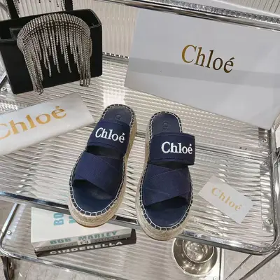 2024蔻依Chloe專櫃同步上市新款手工縫線涼拖鞋：春夏款廣升 風靡整個時尚圈以來，多色多款，這款面料使用專櫃高密度織帶，質地清爽透氣不燜腳 時尚簡約範兒 上腳秒變大長腿，女神都愛  美翻啦 ，5，0Cm的麻繩水臺十生膠大底，舒適得不要不