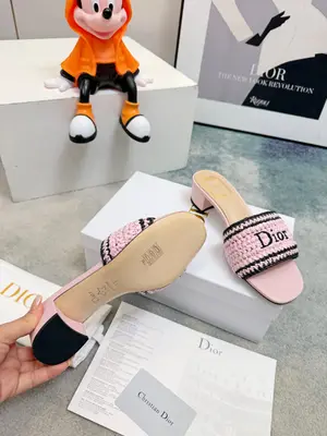 Dior 2026春夏系列拖鞋，精緻優雅。Dior標誌超有辨識度，日常或度假都能輕鬆駕馭。Oblique壓紋是Dior經典元素， 環保編織PP面料 經典升級 復古舒適度與時髦度並存 設計搭配不同風格需求