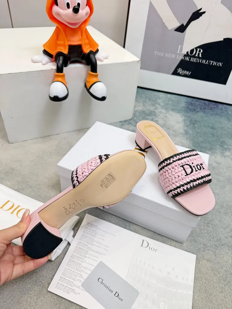 Dior 2026春夏系列拖鞋，精緻優雅。Dior標誌超有辨識度，日常或度假都能輕鬆駕馭。Oblique壓紋是Dior經典元素， 環保編織PP面料 經典升級 復古舒適度與時髦度並存 設計搭配不同風格需求