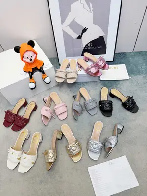 春夏新款Dior D-Lane 迪奧拖鞋，經典風格。黑色牛皮革鞋面展示5D電秀藤格紋圖案，飾以金色飾面金屬 CD扣標誌，彰顯時尚氣質。加墊皮革內底打造舒適的穿著體驗，簡約的設計便於穿脫，打造休閒的造型。