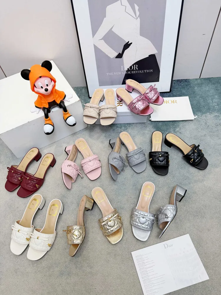 春夏新款Dior D-Lane 迪奧拖鞋，經典風格。黑色牛皮革鞋面展示5D電秀藤格紋圖案，飾以金色飾面金屬 CD扣標誌，彰顯時尚氣質。加墊皮革內底打造舒適的穿著體驗，簡約的設計便於穿脫，打造休閒的造型。