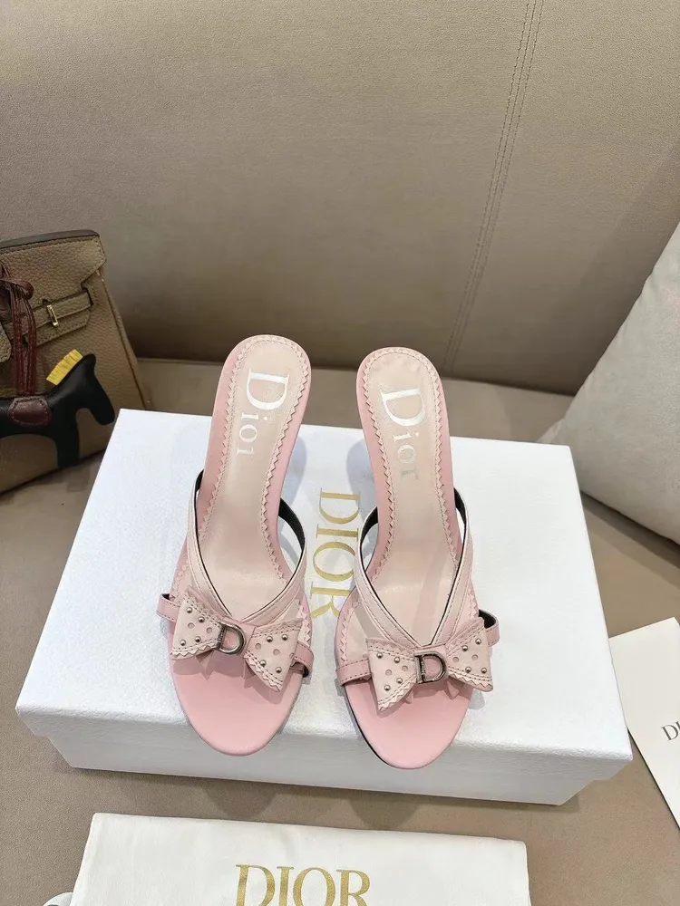 DIOR💙2026/𝐒𝐒 𝐧𝐞𝐰春夏新品中古風 少女心爆棚 這款完全長在女生喜歡的點上 半拖高跟鞋💙