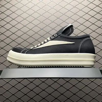 純原Rickowens 瑞克 歐文斯 低幫高街休閒板鞋 原鞋開發 獨傢俬模大底 定製布料 針車間距都是極致還原 一比一規格禮盒裝 重達3斤以上 外加定製歐文斯保護盒 全套包裝及配件 高階零售專供品質 區別市場貨 純手工打造 每一隻都是獨一無